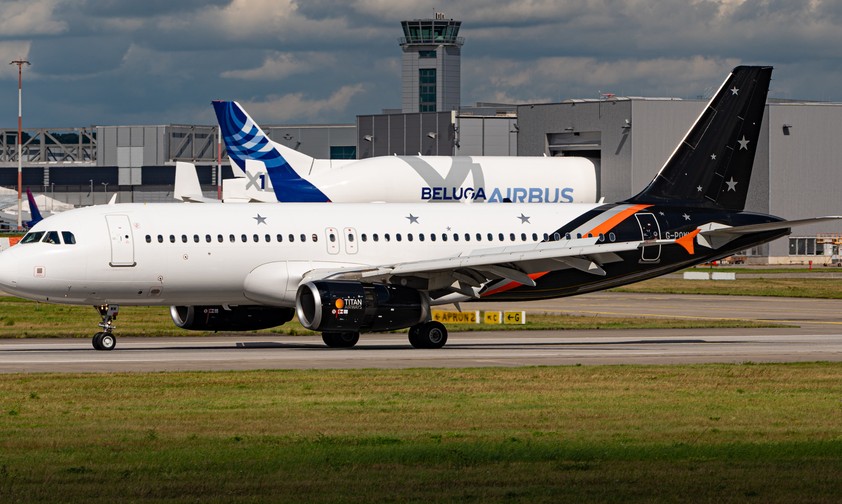 Der Airbus A320 von Titan Airways am 31. August 2026 in Hamburg-Finkenwerder: Übernimmt den Werksshuttle.