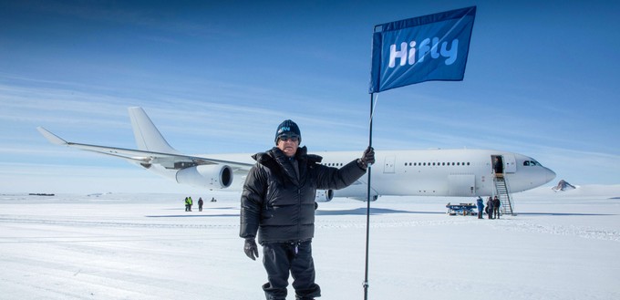 ... posiert Kapitän Carlos Mirpuri in der Antarktis stolz vor dem Flieger, ...