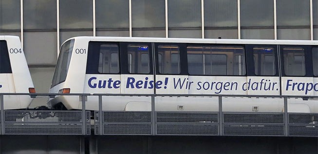 Die heutige Hochbahn Skyline fährt zwischen den Terminals 1 und 2.