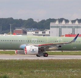 Der Airbus A321 XLR mit der Seriennummer MSN 11058 auf einem Foto von Mitte Mai: Auf dem Leitwerk ...