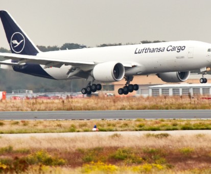 Lufthansa Cargos neue Boeing 777 F bei ihrer ersten Landung in Frankfurt: Der Jet ...