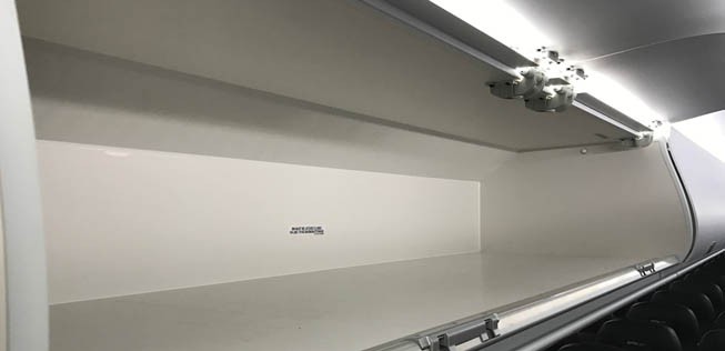 Sie sind auf Stehhöhe angebracht und klappen nicht nach unten, was den Weg des Mitpassagieres bei einigen Fliegern behindert.