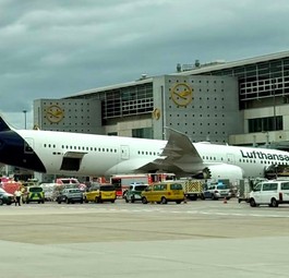 Gestürzte Boeing 787: Das Heck ragt in den Himmel.