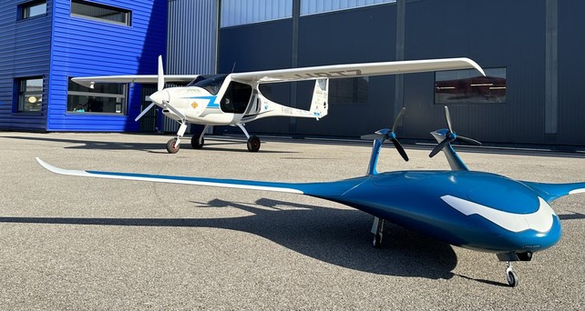 Velis Elektro  im Hintergrund und ein Modell der Eenuee im Vordergrund: :