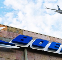 Boeing-Logo an einer Hausmauer und 737 Max in den Farben der Billigairline: Ryanair hat das Gebäude verlassen.