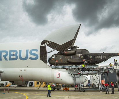 Beluga ST lädt CH53: Der Name stammt vom Tier Beluga, dem Weißwal.