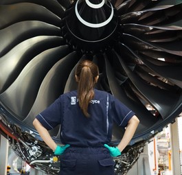 Mitarbeiterin von Rolls-Royce vor einem Triebwerk: Keine Motoren für die Boeing 797.
