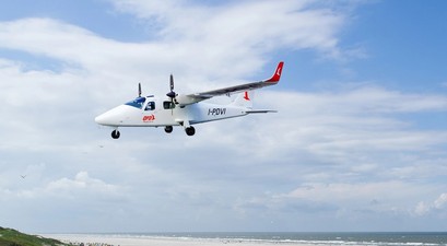 Tecnam P2006T von OFD über der Küste von Juist (Montage): Gebt nicht mehr ab.