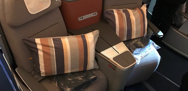 In der mittleren Reihe der Business Class sind die Sitze schräg zueinander angeordnet. Aber bitte nicht füßeln!
