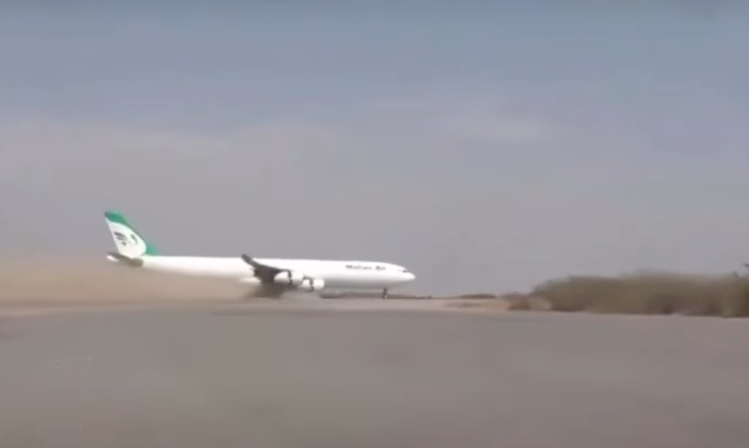 Airbus A340-300 von Mahan Air bei der Landung im Jemen: Der Airport ist seit zehn Jahren gesperrt.