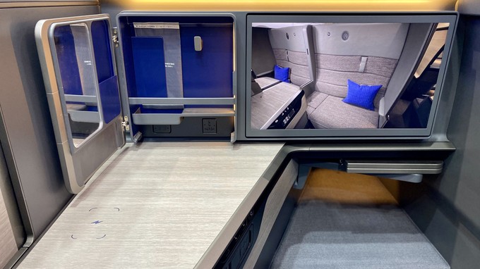 ... und hier im Vorführmodell auf der Paris Air Show. Die gegenüberliegenden Suite ...