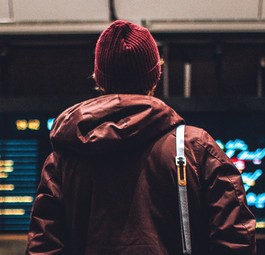 Passagier am Flughafen: Wer in die USA will, sollte viel Zeit mitbringen.