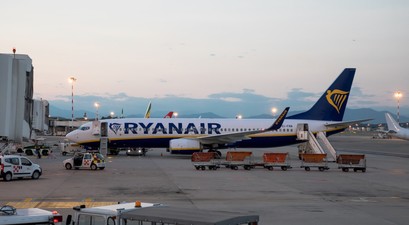 Hier der direkte Vergleich bei einer Boeing 737 von Ryanair: Vorne die schmale, hinten eine breitere Treppe. 