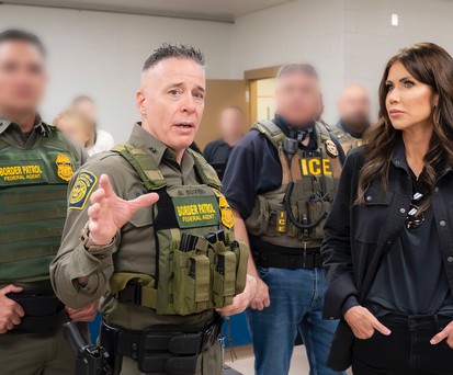 US-Heimatschutzministerin Kristi Noem mit ICE-Agenten: Es soll eine eigene Airline geben. 