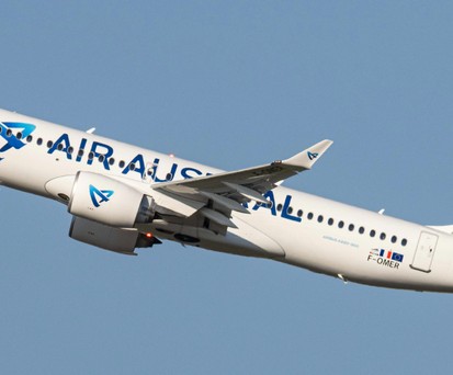 Einer der drei Airbus A220-300 von Air Austral: Er trägt das Kennzeichen F-OMER.