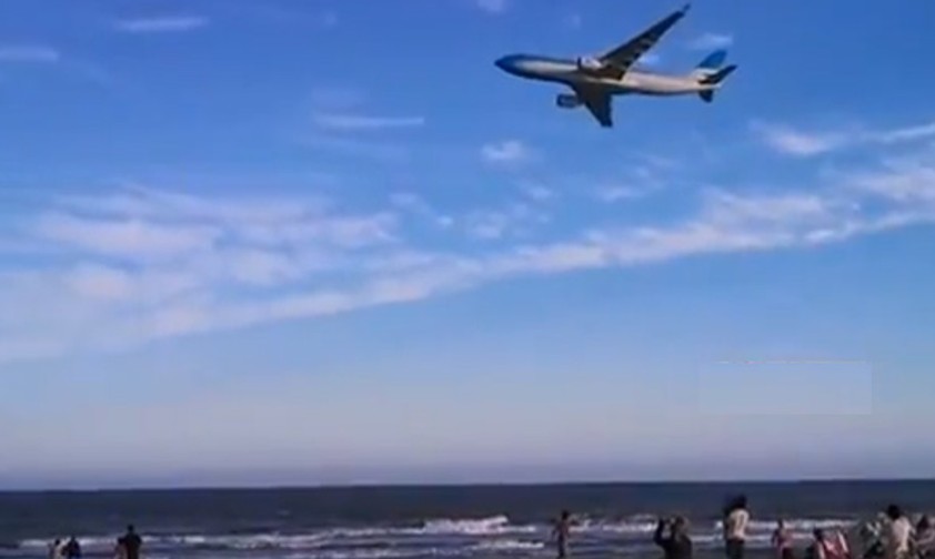 Tief über Mar del Plata: Airbus A330 von Aerolíneas Argentinas.