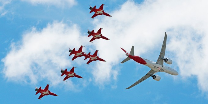 Passend dazu hatte die Embraer für den Flughafen einen Geburtstagsgruß bereit.