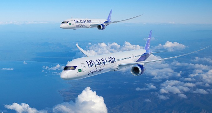 Riyadh Air hat 28 weitere Boeing 787 Dreamliner fest bestellt und übt damit Optionen aus einer Bestellung aus dem Jahr 2023 aus. Gleichzeitig wandelt die saudi-arabische Fluggesellschaft 20 der bestellten Flugzeuge in die größere Variante Boeing 787-10 um. Mit dem Ausbau der Flotte will Riyadh Air ihr Ziel untermauern, bis 2030 mehr als 100 Ziele weltweit zu bedienen.