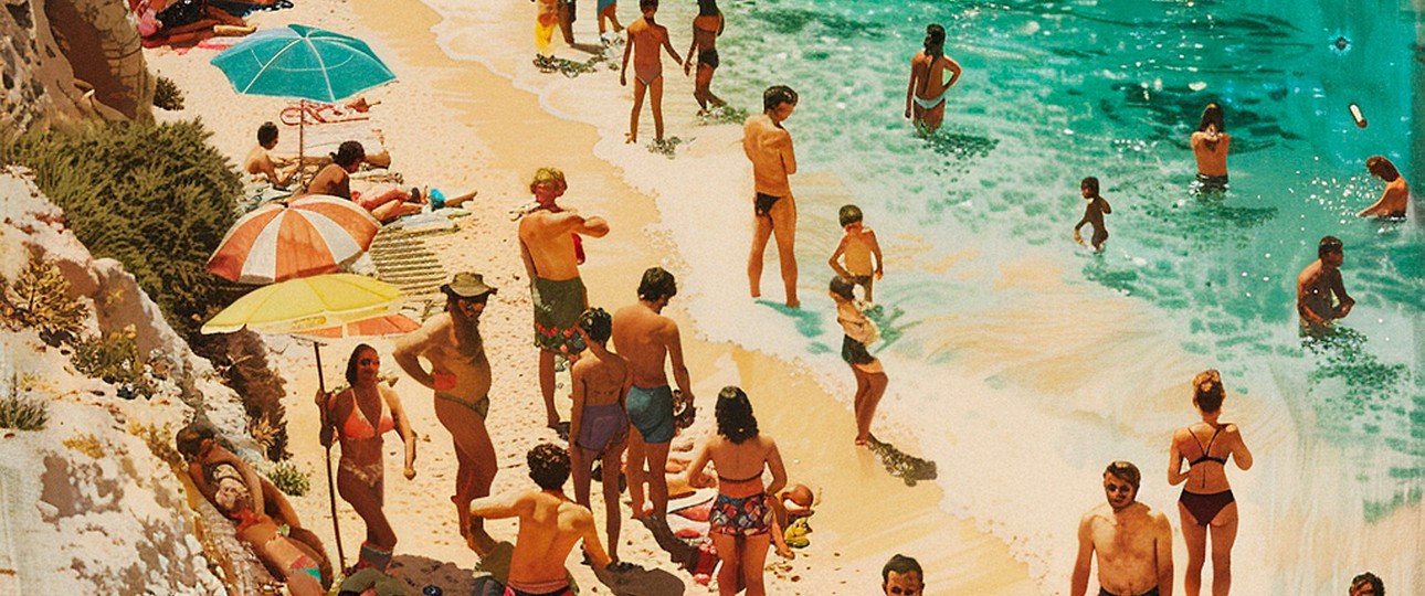 Touristinnen und Touristen an einem europäischen Strand: Sorgen für einen Sommerboom bei Flugreisen.