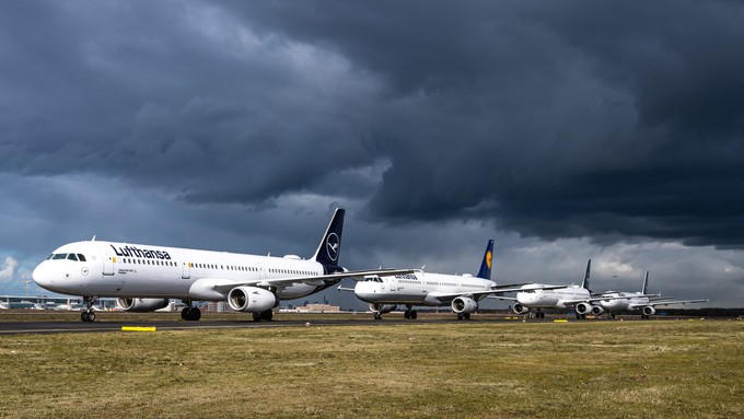 Flieger von Lufthansa stehen in Frankfurt in Reih und Glied.