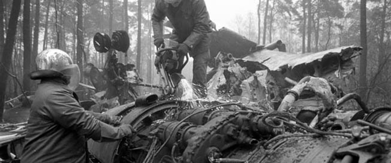 Aufräumarbeiten am Wrack: Die Tupolev Tu-134 brannte nach dem Absturz aus.