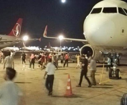 Leute sind auf das Vorfeld des Flughafens Istanbul Atatürk geströmt.