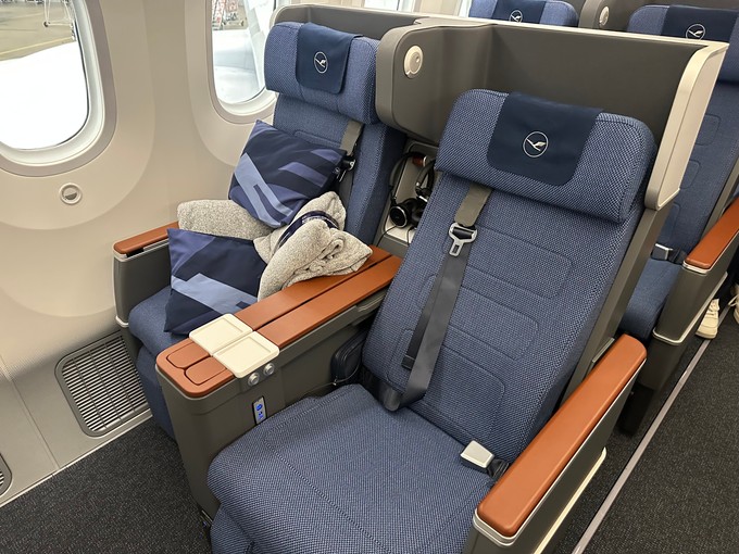 Die Premium Economy bietet einen Sitzabstand von 99 Zentimeter (39 Zoll) und ist ...
