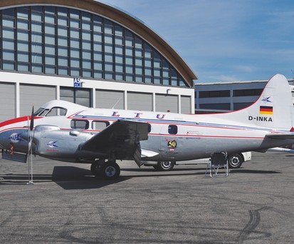 Die originale De Havilland Dove mit dem Kennzeichen D-INKA flog ab 1957 für LTU, wurde aber zwei Jahre später nach ihrer Veräußerung an die belgische Sotramat zerstört, als sie in Frankreich gegen einen Hochspannungsmast prallte.