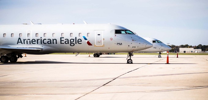 Bombardier CRJ200: Von dem Regionaljet zählte American Airlines Anfang dieses Jahres noch 19 Stück in der Flotte. Der Kurzstreckenflieger flog hauptsächlich Destinationen an der Ostküste der Vereinigten an. American Airlines' Dienstleister für Regionalflüge, PSA Airlines, bekam die CRJ200 ab 2003.