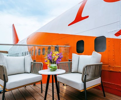Terrasse mit schönem Ausblick: 18 Zimmer und Suiten befinden sich in den zwei Boeing 747.