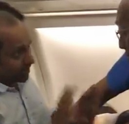 Passagiere diskutieren mit einem Mann, der einen Polizei-Umhänger trägt. Das Video von Chandni Doulatramani sehen Sie unten.