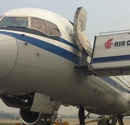 Ein unbekanntes Objekt traf im Flug die Nase der Boeing B757 von Air China...