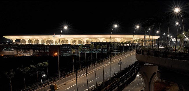 <span style="font-weight: 400;">Mumbai, Indien: Rund um den luxuriösen Flughafen Mumbai stehen Slums in denen Zehntausende von Menschen leben. </span><span style="font-weight: 400;">Das neue Terminal 2 wirkt vor diesem Hintergrund noch majestätischer. Eine Art Maharadscha-Palast in bitterarmer Umgebung.</span>