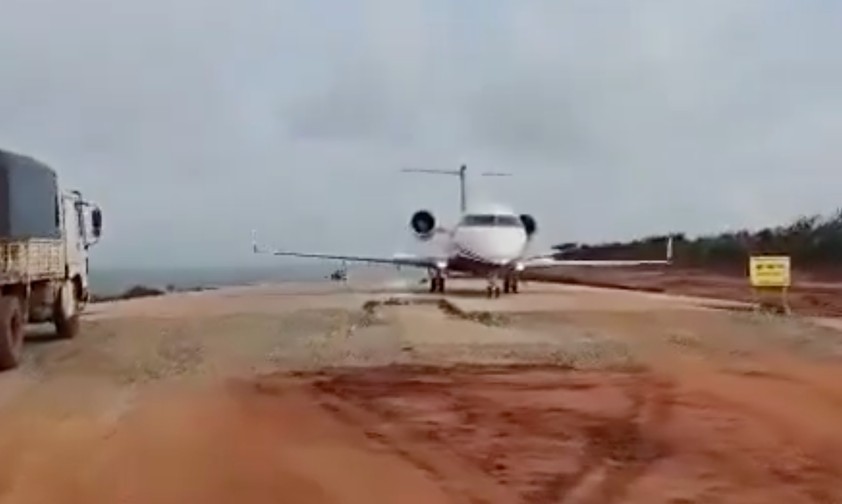 Die Bombardier Challenger 600 am Ende des asphaltierten Teils der im Bau befindlichen Straße.