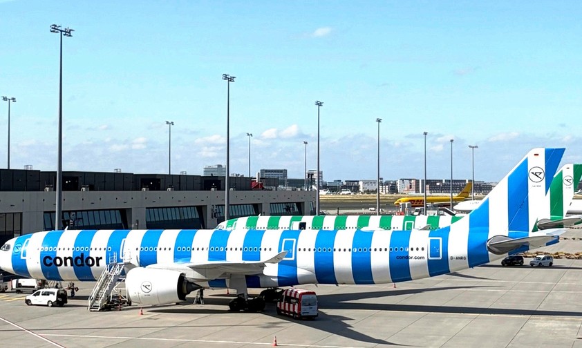 Airbus A330 Neo von Condor in Frankfurt: Die Fluglinie muss sparen.