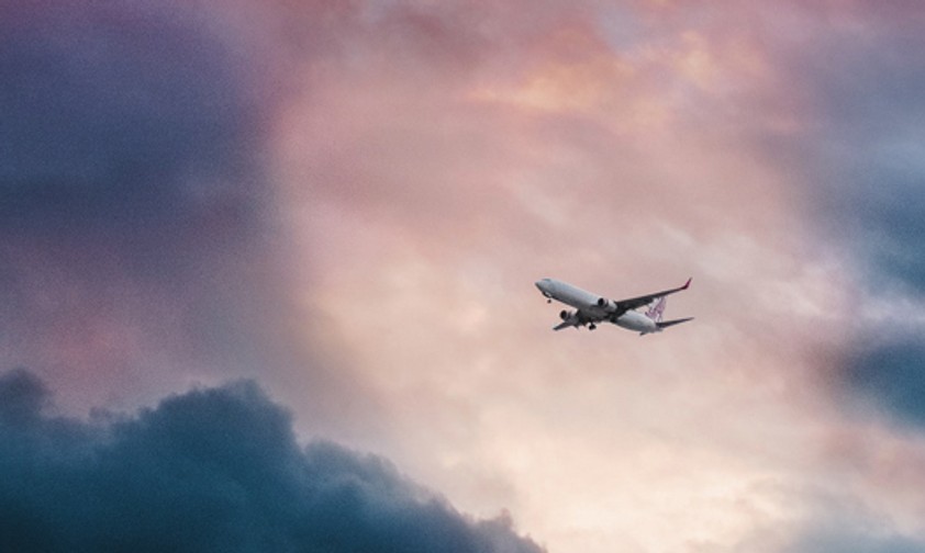 Flugzeug am Himmel: Je näher der Erde, desto geringer die Strahlung.