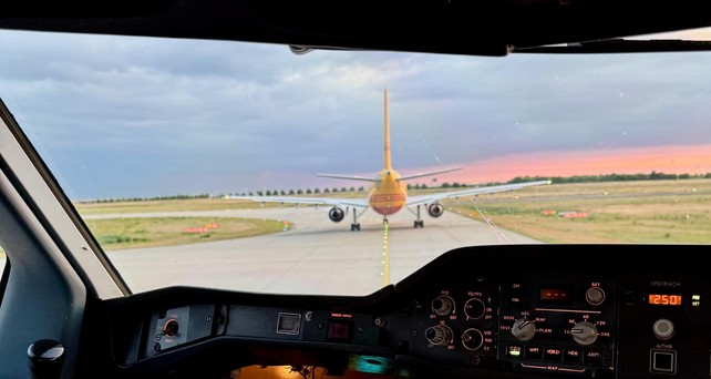 Cockpit des Airbus A300: Leistungsträger in der Flotte von DHL.
