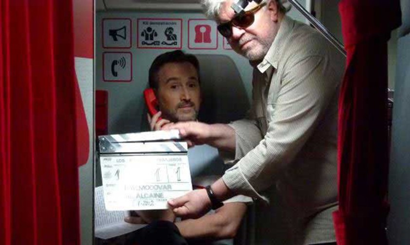 Altmeister Pedro Almodóvar am Set: Im Film droht ein Flieger droht abzustürzen.