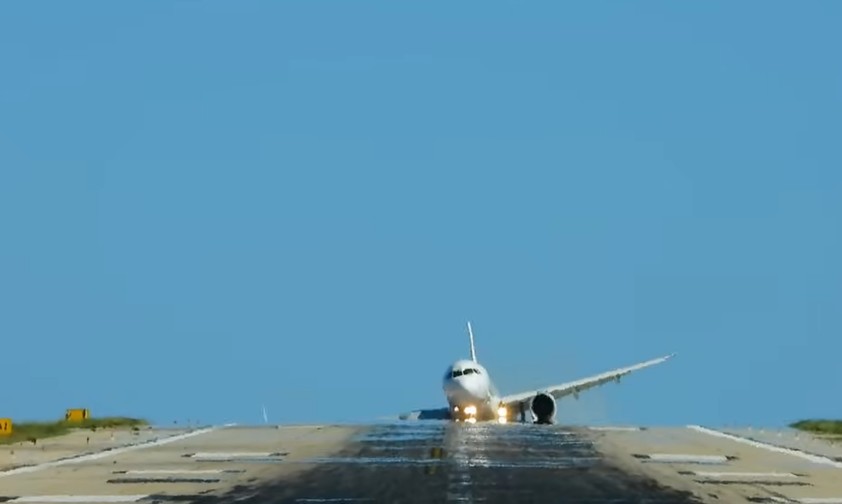 Airbus A321 nimmt bei harter Landung in Skiathos Schaden