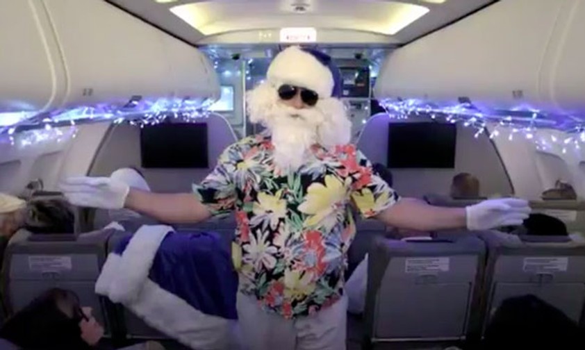 Weihnachtsmann in Ferienlaune: Bei Condor mit Hawaii-Hemd und blauer Mütze.
