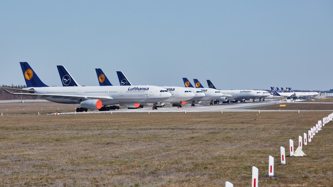 Geparkte Lufthansa-Flieger auf der Landebahn Nordwest in Frankfurt.