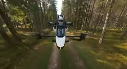 Jetson One im Flug: Inspiriert von Star Wars schwebt das elektrische Flugmotorrad über der Erde.