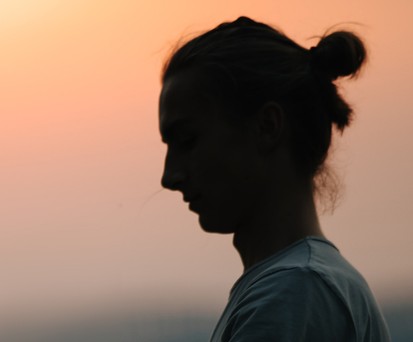 Mann mit Man Bun: Die Frisur darf bei Swiss ab sofort bei der Arbeit getragen werden.