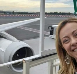 Giorgia Meloni vor Flugzeugen von ITA Airways: Schnelle Privatisierung.
