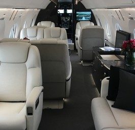 ... während die G500 von innen etwas sportlicher aussieht. Beide Jets können bis zu 19 Passagiere transportieren.