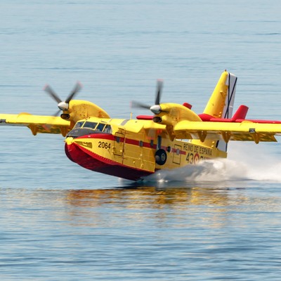 Canadair CL-415 beim Wasser tanken: Das Flugzeug ist Teil des EU-Katastrophenschutzes.