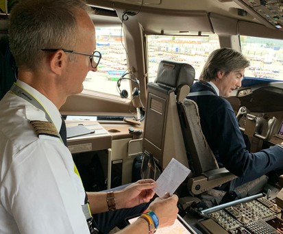 Check-Kapitän Claus Harder (links) im Cockpit der Boeing 777 F: Prüfungstag.