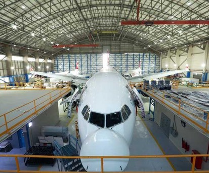 Swiss-Flieger im Hangar von Joramco: Junge Partnerschaft.