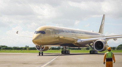starlux airlines airbus a350 1000 gold air sorayama
