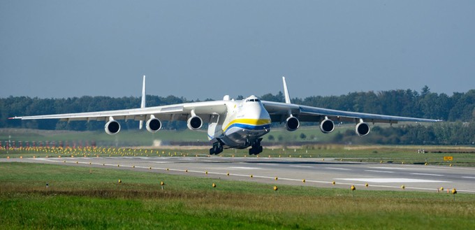 Sie hat sechs Triebwerke und es gibt sie nur ein einziges Mal weltweit: Die Antonov An-225 aus der Nähe zu besichtigen, steht auf der Bucket List von Thomas Nebel, Jojo Due und bestimmt von vielen weiteren Flugzeugenthusiasten.